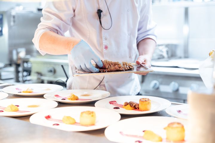 Sapuska Sankarit -kokkikisa tutustuttaa nuoret ravintola-alaan.