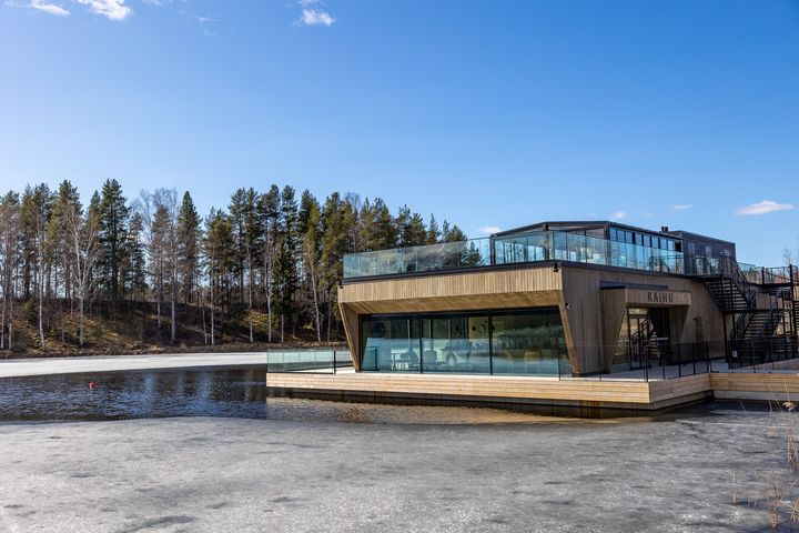 Saunaravintola Kaihun kattoterassilta on upeat maisemat Mikkelipuistoon ja Saimaalle.