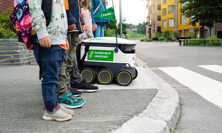 Osuuskauppa Suur-Savon sympaattiset robotit muistuttavat koulujen alkaessa valppaudesta liikenteessä.