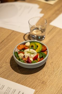 Kokkikisan annosten parhaimmistoa: Puruveden kylmäsavulohisalaatti.