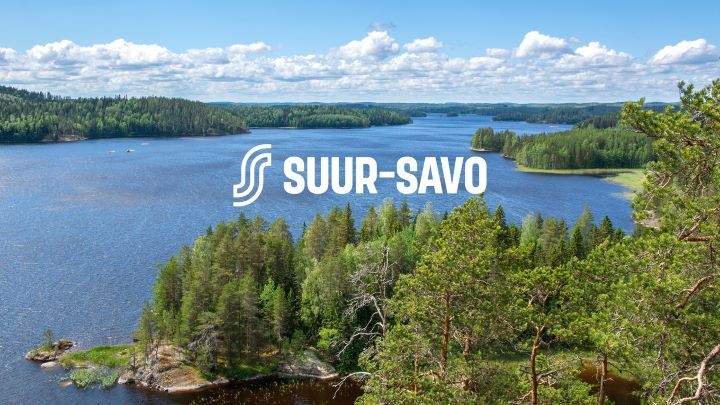 Järvimaisema, jossa keskellä lukee "Suur-Savo".