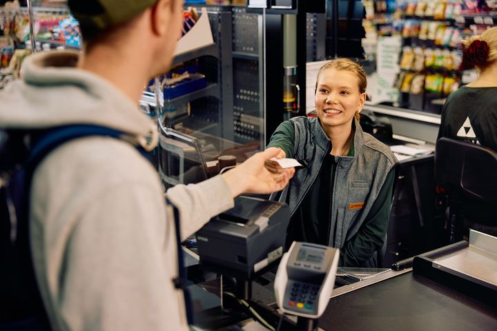 Osuuskauppa Suur-Savo palkkaa ensi kesänä jälleen satoja nuoria erilaisiin asiakaspalvelutehtäviin.