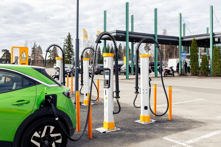 Osuuskauppa Suur-Savo tuo kolmelle ABC-asemalleen lisää sähköautojen latauspisteitä.