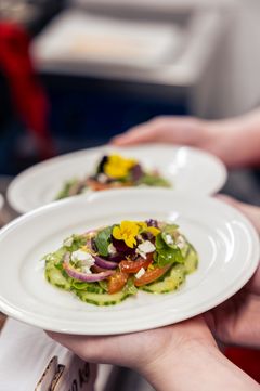 Voittajajoukkueen Välimeren salaatti lähdössä tuomareiden arvosteltavaksi.