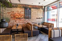 Rosso Pizzan pizzoista voi nauttia uusien tilojen lisäksi Frans & Michellen puolella tai kotiin noudettuna.