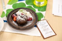 Tuomareille tarjoiltiin jälkiruuaksi mm. suklaafondant kera jäätelön.