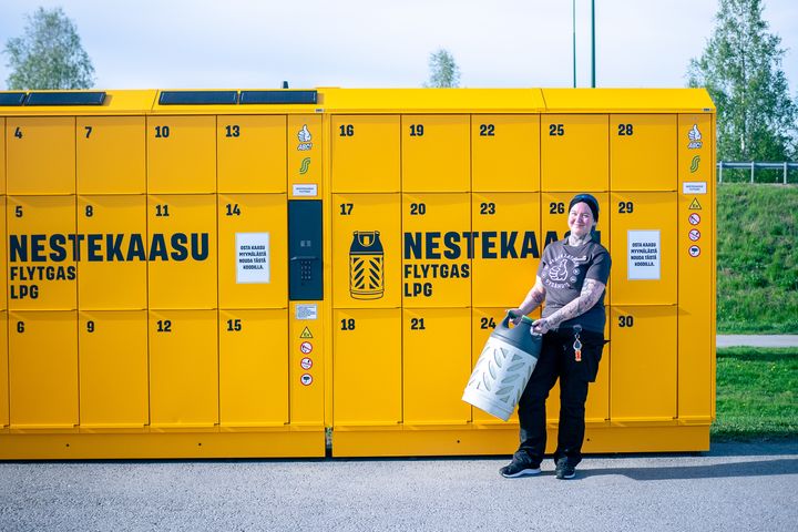 Uudet nestekaasujen noutolokerikot helpottavat asiointia ABC Juvalla ja Kuortissa.