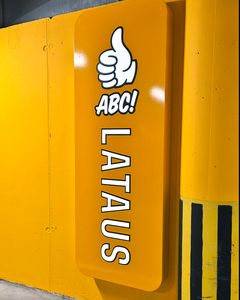 ABC-latausasemalla lataus onnistuu helposti ABC-mobiililla tai yleisimmillä pankki- ja luottokorteilla.