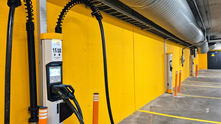 Mikkelin Toriparkissa on nyt helppo ladata sähköautoa keskustassa asioidessa.