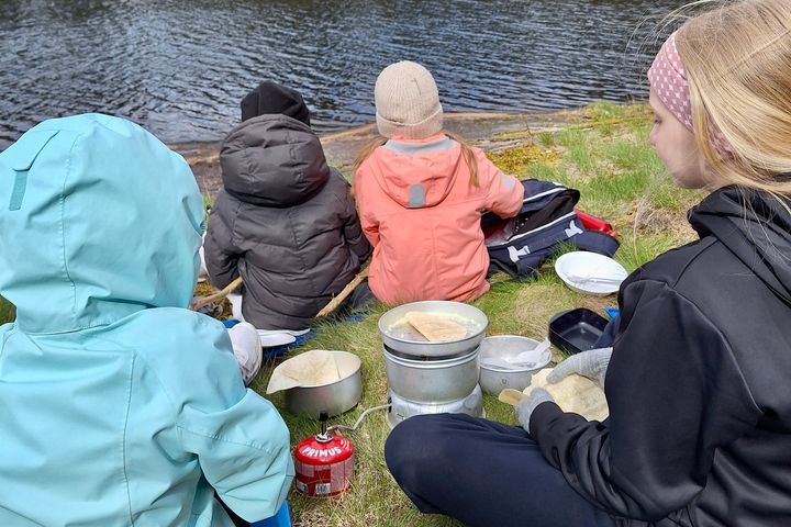 Karjaalaisen Katarinaskolanin kuudesluokkalaiset pääsivät toukokuussa laittamaan ruokaa luonnossa. Koulun ulkopedagogiikka on saanut loistavaa palautetta niin oppilailta kuin heidän vanhemmiltaan.