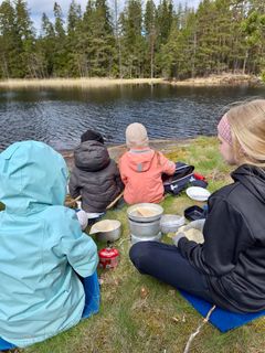 Karjaalaisen Katarinaskolanin kuudesluokkalaiset pääsivät toukokuussa laittamaan ruokaa luonnossa. Koulun ulkopedagogiikka on saanut loistavaa palautetta niin oppilailta kuin heidän vanhemmiltaan.
