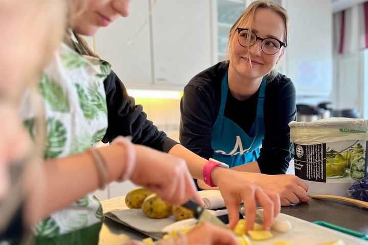 Melina Hermas on vetänyt Ässäkokki-kursseja jo viisi vuotta. Työssä parasta on, kun saa innostaa lapsia ruuanlaittoon ja lapset kokeilevat kotona kursseilla opittuja taitoja.