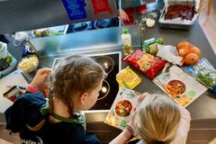 Siskokset Ella ja Maija oppivat valmistamaan meksikolaista keittoa Ässäkokki-kurssilla.