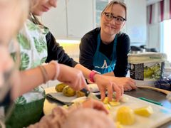 Melina Hermas on vetänyt Ässäkokki-kursseja jo viisi vuotta. Työssä parasta on, kun saa innostaa lapsia ruuanlaittoon ja lapset kokeilevat kotona kursseilla opittuja taitoja.