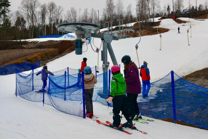 Yhteinen laskettelupäivä keräsi lapsia eri puolilta Ahvenanmaata ja antoi mahdollisuuden solmia ystävyyssuhteita yli kuntarajojen.