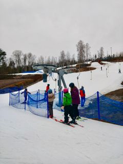 Yhteinen laskettelupäivä keräsi lapsia eri puolilta Ahvenanmaata ja antoi mahdollisuuden solmia ystävyyssuhteita yli kuntarajojen.