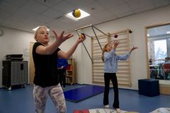 Ina, Kevin ja Edit kokeilevat sirkusvälineitä koululla. He ovat kolmannella luokalla.