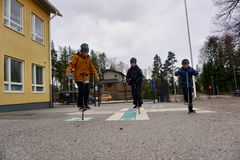 Riku, Marlon ja Axel hyppivät mielellään hyppykepeillä. Heistä Cirkuskalaset oli hyvä, varsinkin, kun sirkusartisti pyöritteli lautasia ja tasapainotteli maalia leuallaan.