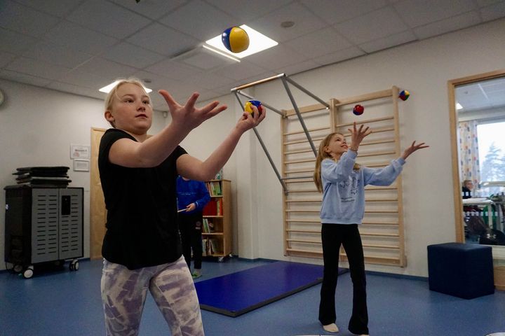 Ina, Kevin och Edit provar på cirkusredskap på skolan. De går i tredje klass.