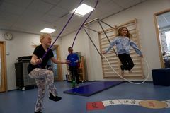 Ina, Kevin och Edit provar på cirkusredskap på skolan. De går i tredje klass.