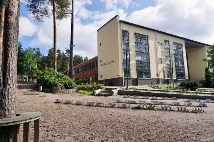 Oppilaat Kauniaisissa sijaitsevassa Grundskolan i Grankulla -koululla saivat lahjoituksen uusien välituntivälineiden hankinta varten. He toivoivat muun muassa uusia lautapelejä, joita voisi käyttää myös kummioppilastoiminnassa.