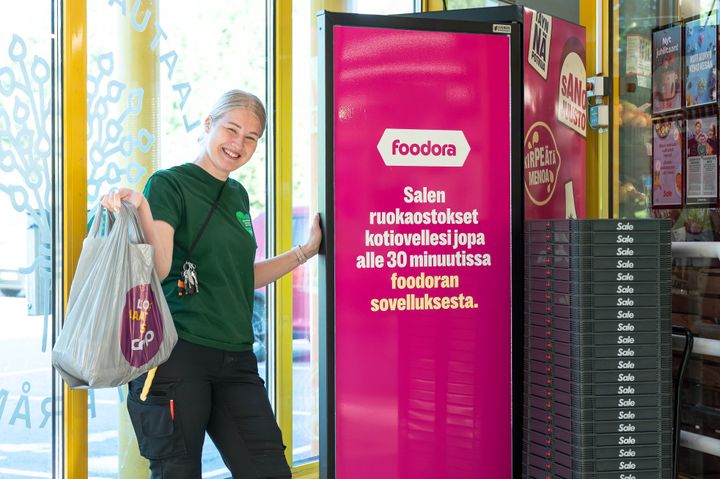 Myymäläpäällikkö Netta Forsman iloitsee uudesta ja nopeasta toimitustavasta.