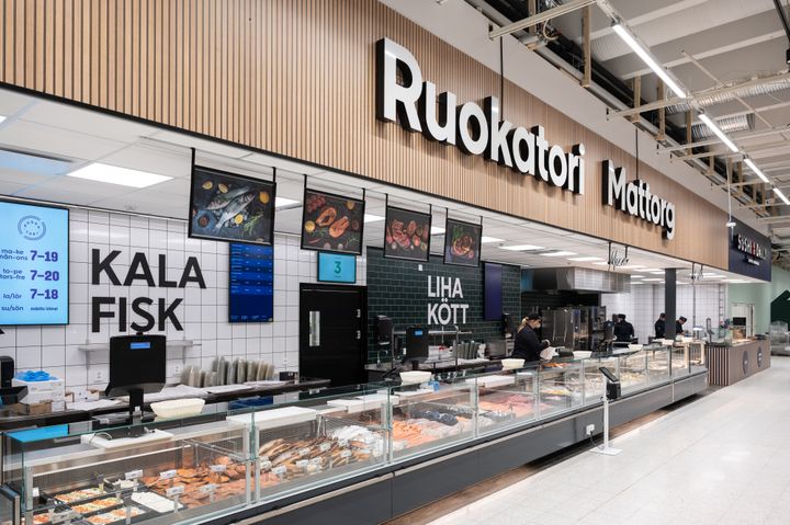 Prisma Kirkkonummen Ruokatorilta saa nyt entistä helpommin mukaan valmista syötävää sekä kylmänä että kuumana. Ruoan voi pian nauttia vaikka heti myymälässä, kun uusi myymäläkahvio aukeaa kaupan sisälle.