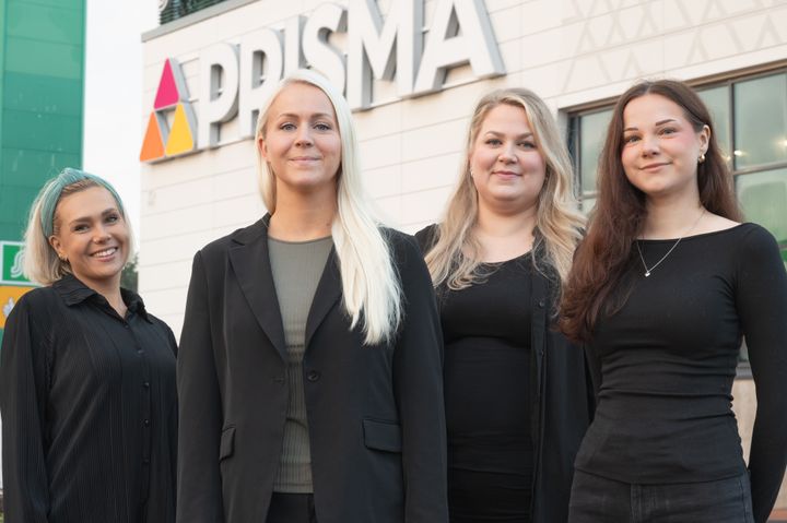 Butikschef Nina Winberg (andra från vänster) och Petra, Petra och Madeleine ser fram emot att få öppna den nya butiken.