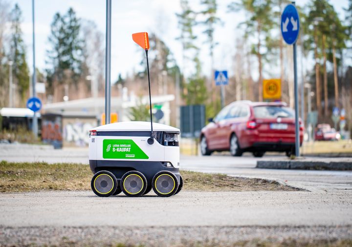 Robokuljetuksilla voi tilata ruokaostoksia verkkokaupasta parhaimmillaan jopa kolmen kilometrin päähän. Kuvaaja: Anssi Vuohelainen.