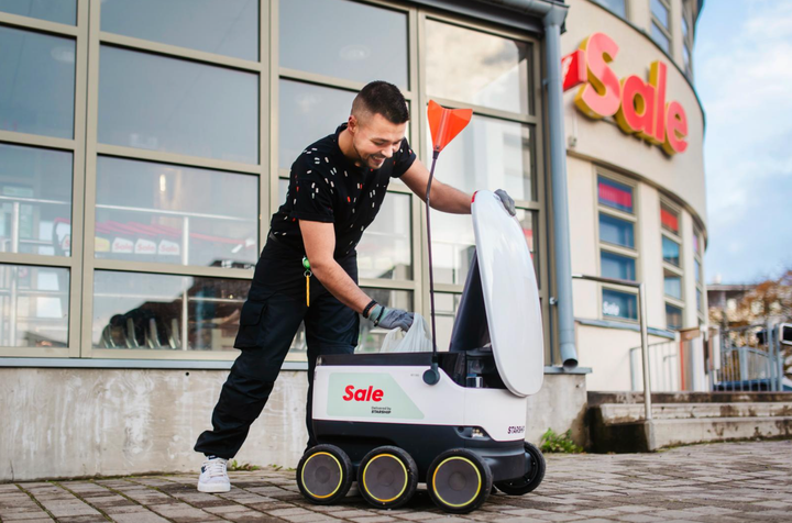Pokkilaiset saivat viime vuonna veikeitä uusia työkavereita, kun Sale-robot aloittivat ruoan verkkokaupan pikatoimitukset Tampereella seitsemässä Sale-myymälässä. Kuva: Jetro Stavén.