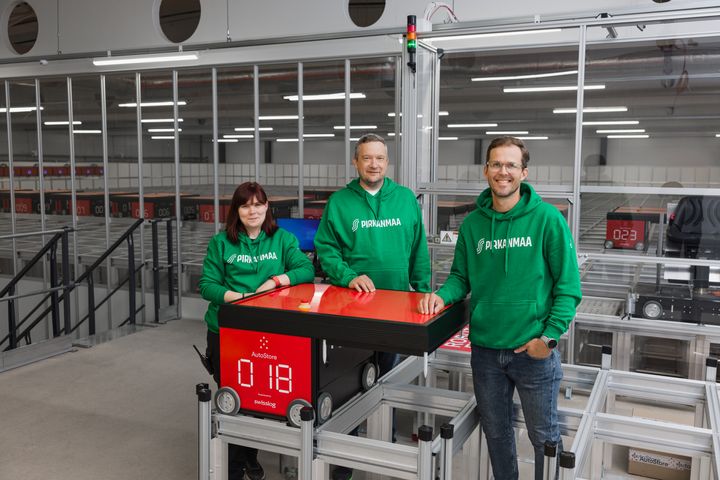 Keräilykeskus tietää pokkilaisille uusia erilaisia työpäiviä. Ruoan verkkokaupan työntekijä Minna Lehto, keskuksen Fulfillment Manager Jari Niemelä sekä POK:n verkkokaupan ja digitaalisuuden kehityspäällikkö Petri Widgren odottavat elokuussa alkavaa operointia malttamattomina.