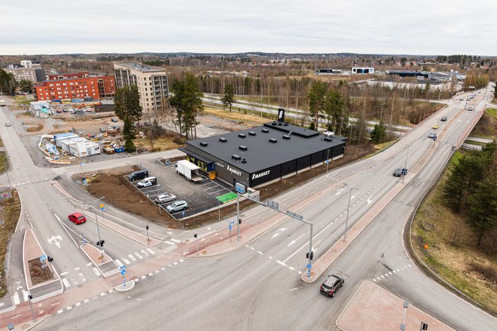 S-market Lamminpää sijaitsee hyvien kulkuyhtyeksien varrella. Rakennustöitä viimeisteltiin kaupan sisällä ja ulkopuolella viikkoa ennen avajaisia.