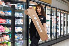 Sale Hippoksen myymäläpäällikkö Maria Pekkarinen odottaa uuden Salen avaamista.