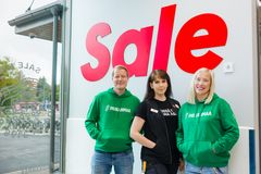 Sale Hippokseen pääsee helposti ratikalla ja bussilla. Kuvassa Kimmo Vuorinen, Maria Pekkarinen ja Meeri Pirinen.