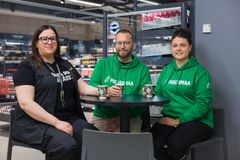 S-market Leinolan marketpäällikkö Suvi Reunanen, S-market-ketjujohtaja Sami Laine ja S-market-ryhmäpäällikkö Sanna Viitaniemi istuvat kahvipöydän äärellä.