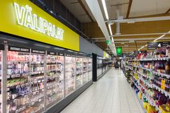 Uuden S-market Leinolan käytävä, jolla näkyy laaja välipalatuotteiden valikoima.