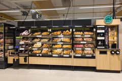 Uuden S-market Leinolan paistopistetuotteiden kahviautomaatin vieressä.