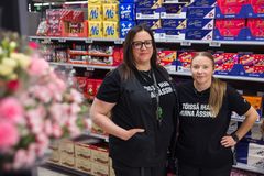 S-market Leinolan henkilökunnan marketpäällikkö ja apulaispäällikkö makeishyllyn edessä
