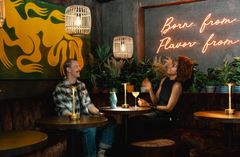 Pirkanmaan Osuuskauppa uskoo Pirkanmaan vetovoimaan ja investoi vuonna 2025 tuntuvasti ravintolaliiketoimintaan. POK avasi vuonna 2025 ennätysmäärän uusia ravintoloita. Kuvassa tunnelmaa Tyynenmeren ravintolasta Baonamista.