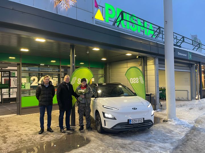 Auton luovutti uudelle onnelliselle omistajalla, Mika Mieloselle (oikealla), SSO:n toimitusjohtaja Tapio Finér (keskellä) ja PP-auto Oy:n myyjä Eetu Rantanen (vasemmalla).