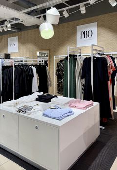 Sokos säilyy keskeisenä osana Wiklundia ja palvelee normaalisti uudistusten ajan. Sokoksen kosmetiikka löytyy jatkossakin katutasosta, ja toisessa kerroksessa on jo muodin ja kodin kokonaisuus.