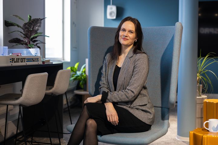 Sähköverkkosuunnittelun asiantuntija Karoliina Tuominen kertoo datakeskuksiin liittyvän liiketoiminnan olevan kovassa nosteessa ja osaamiskysynnän ylittävän tämänhetkisen tarjonnan.