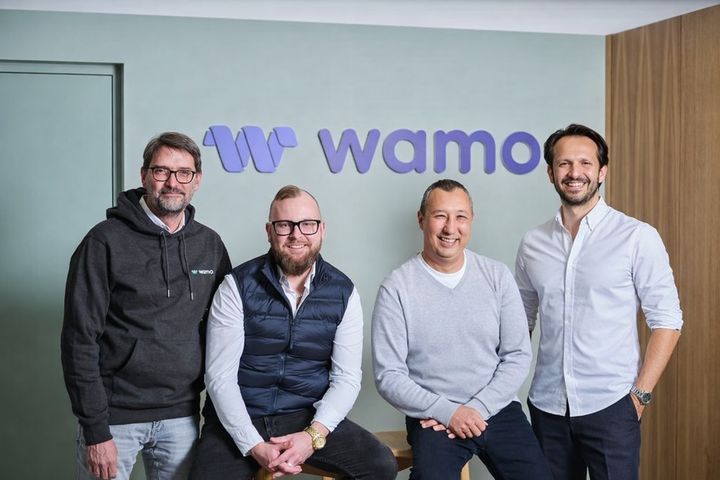 Suomen maajohtaja Anton Martikainen (toinen vasemmalta) iloitsee wamon yhä voimistuvasta jalansijasta Suomen markkinoilla. Kuvassa mukana myös yhtiön Grant Saunders, Yanki Onen ja Deniz Guven.