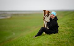 SporttiRakin toimitusjohtaja Heidi Hendrell on rakentanut liiketoiminnastaan kansainvälisen menestystarinan. Tässä kuvassa mukana myös nelijalkainen Jekku.
