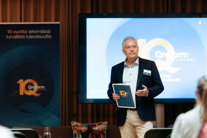 Timo Raaska uskoo, että tekoälymurroksesta selvitään turvallisuuskriittisillä toimialoilla kuivin jaloin, kunhan yhdistetään riittävä maltti ja avoin uteliaisuus. Hänen luotsaamansa yhtiö juhlii tänä vuonna 10-vuotista toimintaansa.