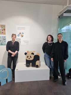 Linda Paananen, Oona Rantamäki ja Nora Tuomi ovat suunnitelleet yhdessä hellyyttävät Fantti & Panda -kirjastokalusteet.
