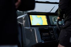 Yamarin Q multifunction displays with Navionics charts connect to a Yamarin app that enables, for example, automatic tracking of the boat’s location and an automatic logbook.