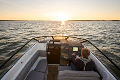 The new Yamarin 67 DC offers summer fun for eight with equipment and features from larger day cruisers that put the new model at the top of its class. The maximum speed when equipped with a Yamaha 250 hp outboard is an impressive 46 knots.