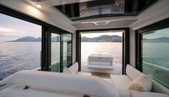 Tack vare den flexibla möblering och de stora dörrarna till hytten, kombinerar Aura Cabin det inre med det yttre på ett smidig och unikt sätt.