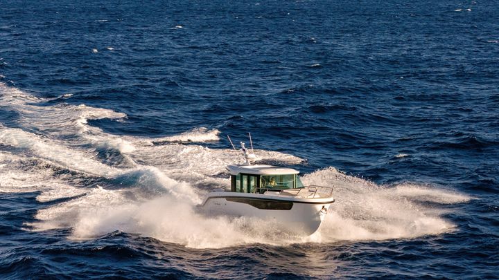 Yamarin presenterar sin nya flaggskeppsmodell: Yamarin Aura Cabin – en 10 meter (34 fot) lång premiumbåt med styrhytt som förenar utmärkt prestanda, tidlös nordisk design och året runt-användning.